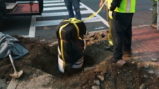 بعد سنتين من المشاورات.. احتجاجات أمريكا تجبر مدينة بفرجينيا على إزالة صخرة مزادات بيع الرقيق