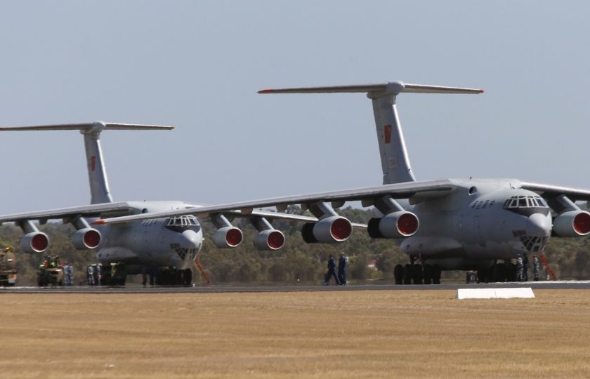 جسر جوي عسكري تؤمنه الإمارات لحفتر.. تفاصيل الدعم الذي تقدمه أبو ظبي بالاستعانة بشخصيات روسية