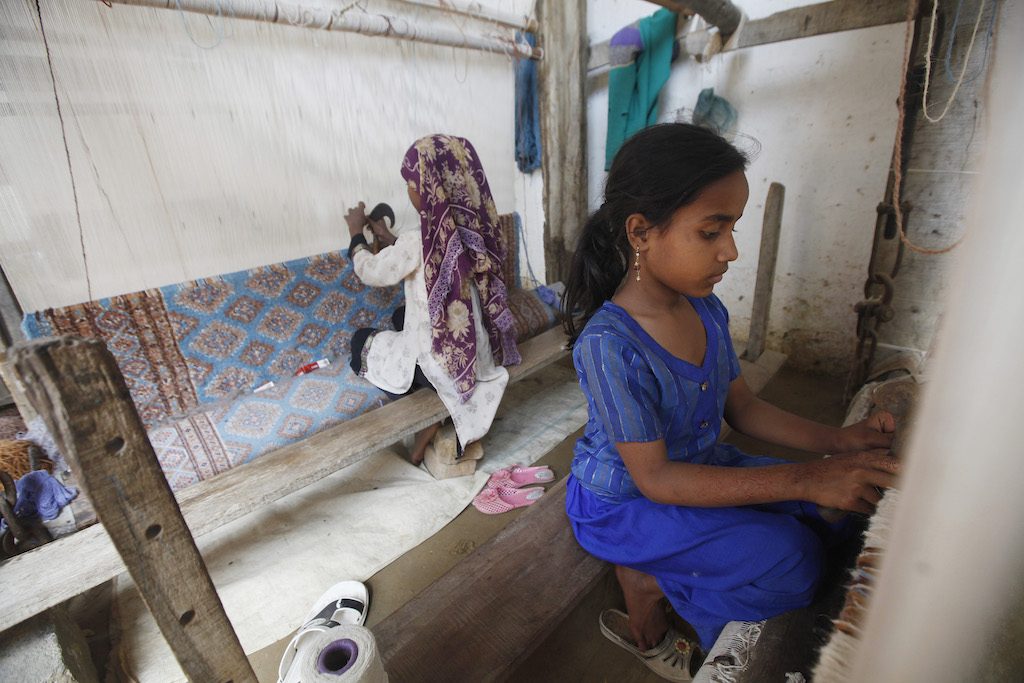 عمرها 8 سنوات وتعمل خادمة.. قصة الطفلة زهرة التي دفعت حياتها ثمناً لحرية طائرَين تغضب الملايين حول العالم