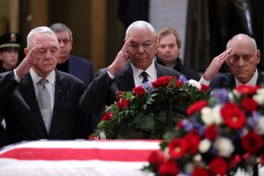 كولن باول أثناء جنازة بوش الأب/رويترز