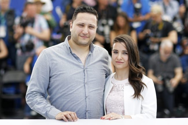 تشعر بالرعب وتطاردها الكوابيس.. السورية الفائزة بجائزة “بافتا” تتذكر الحصار والنجاة بآخر حافلة خرجت من حلب