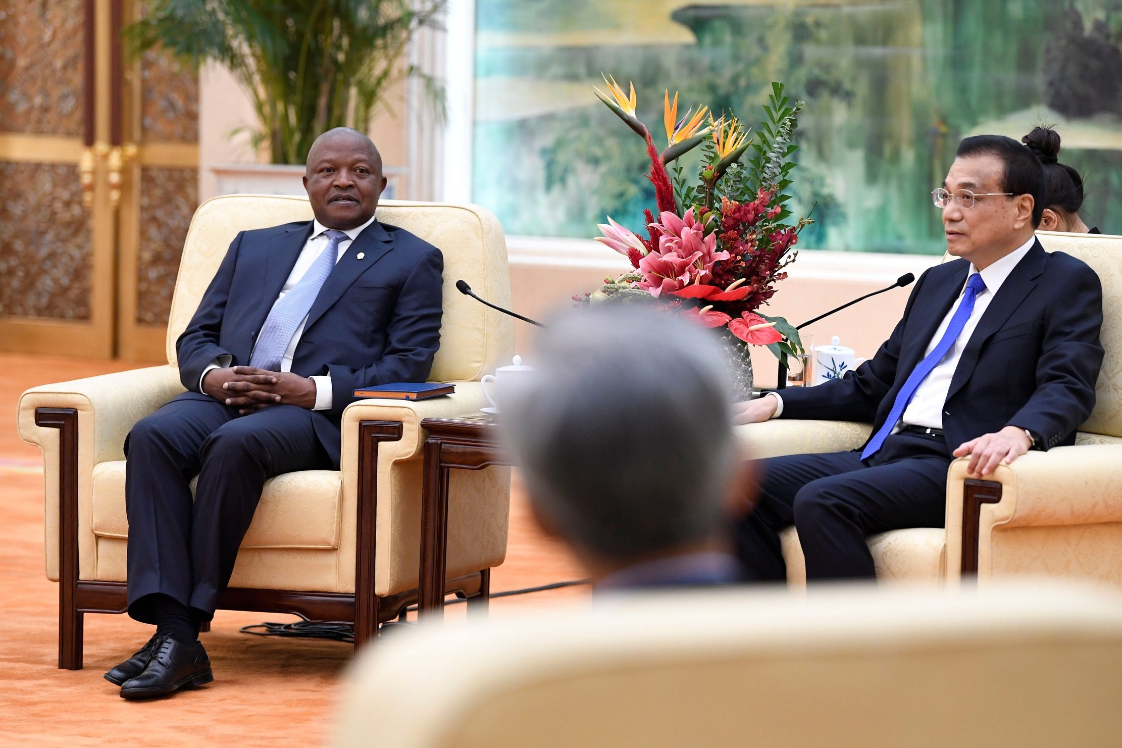 نائب رئيس جنوب أفريقيا، ديفيد مابوزا، يصافح رئيس مجلس الدولة الصيني لي كه تشيانغ/أرشيف رويترز