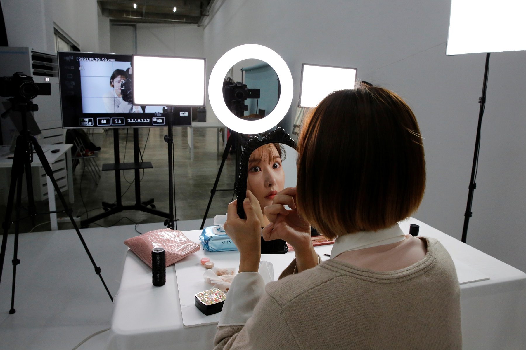 أنتِ لستِ في حاجة إلى مكياج.. خبيرة تجميل تكشف: 8 خطوات لمظهر خالٍ من العيوب يجعلك جاهزة للاجتماعات المفاجئة