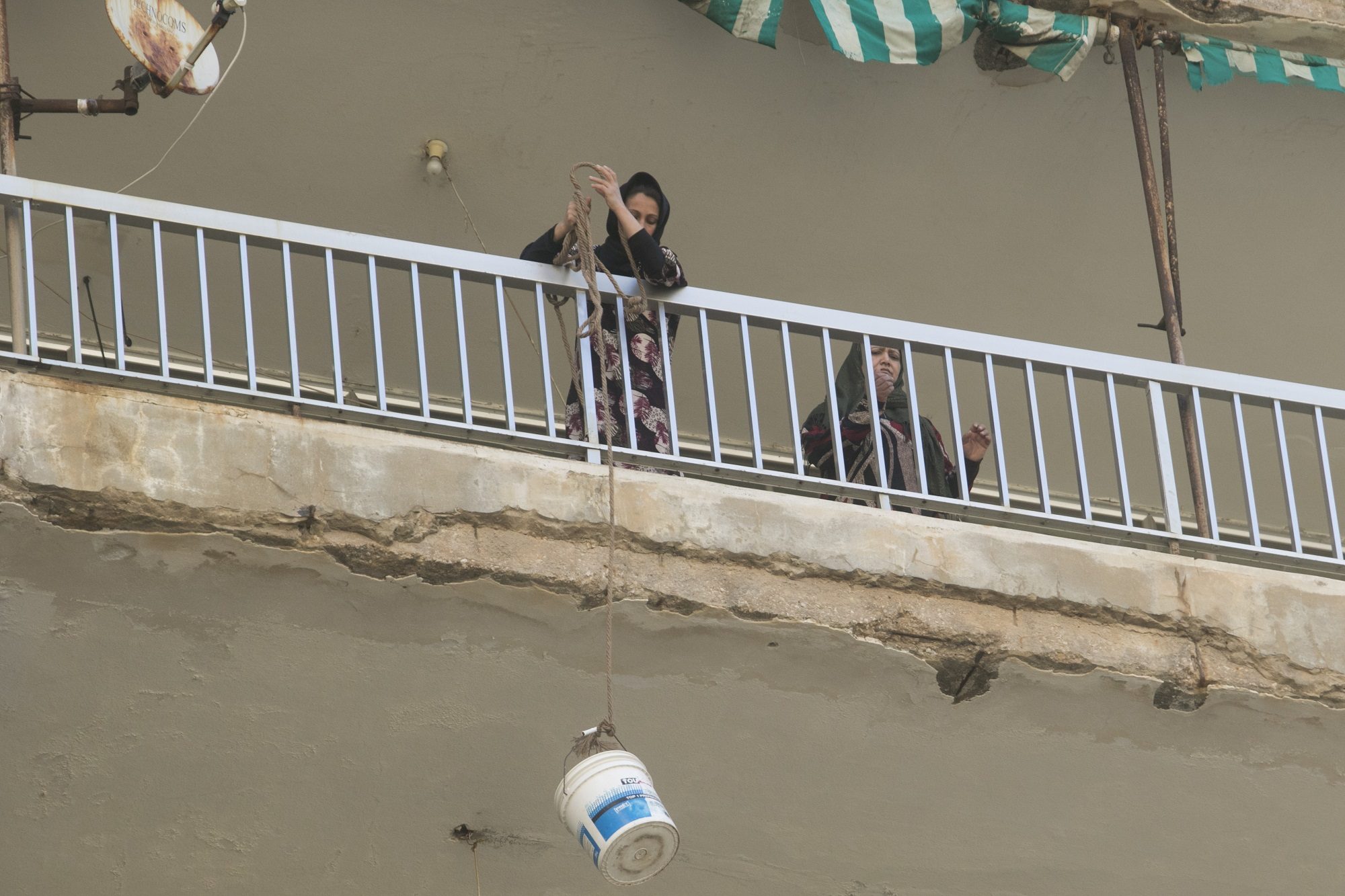 “خذ ثوب أطفالي وأعطني الطعام!”.. لبنانيون يقايضون أغراضهم الشخصية مقابل حفنة غذاء