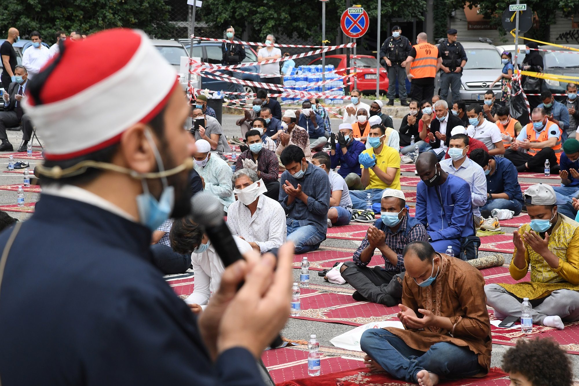 جثامين تبقى منتظرة لأيام، وأخرى تُدفن بالكنائس.. مسلمو إيطاليا لا يجدون قبوراً كافية لضحايا كورونا