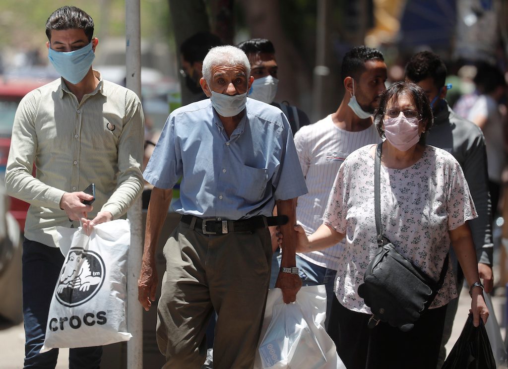 الكمامات على حساب الطعام! الأقنعة الطبية الإلزامية عبء جديد على المصريين وسط مصاعب اقتصادية