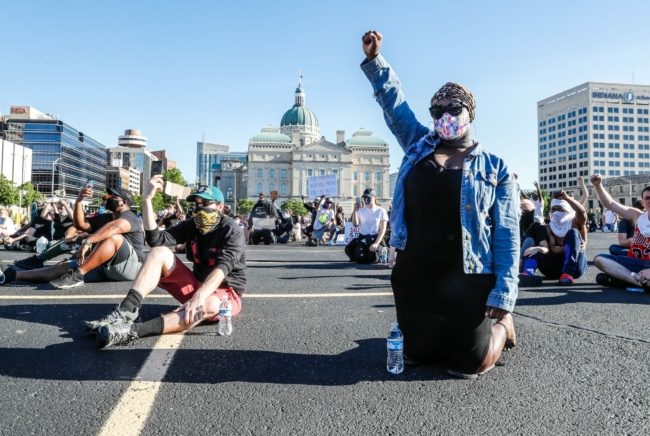 استبدلت شعارها “فقط افعلها” وجعلته “لا تفعل ذلك”.. نايكي تبعث رسالة عن العنصرية في الولايات المتحدة