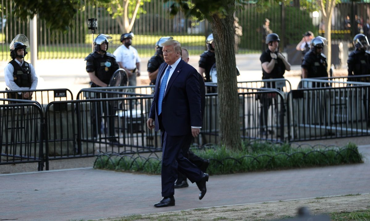 انفجارات، ضربات لا ترحم، وصراخ! فيديوهات لعملية تأمين خروج ترامب من مقره المحاصر بالمحتجين