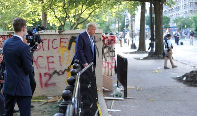 تحدى المحتجين وذهب لكنيسة ليرفع فيها الإنجيل! فيديو لترامب يخرج من البيت الأبيض أثناء الاحتجاجات