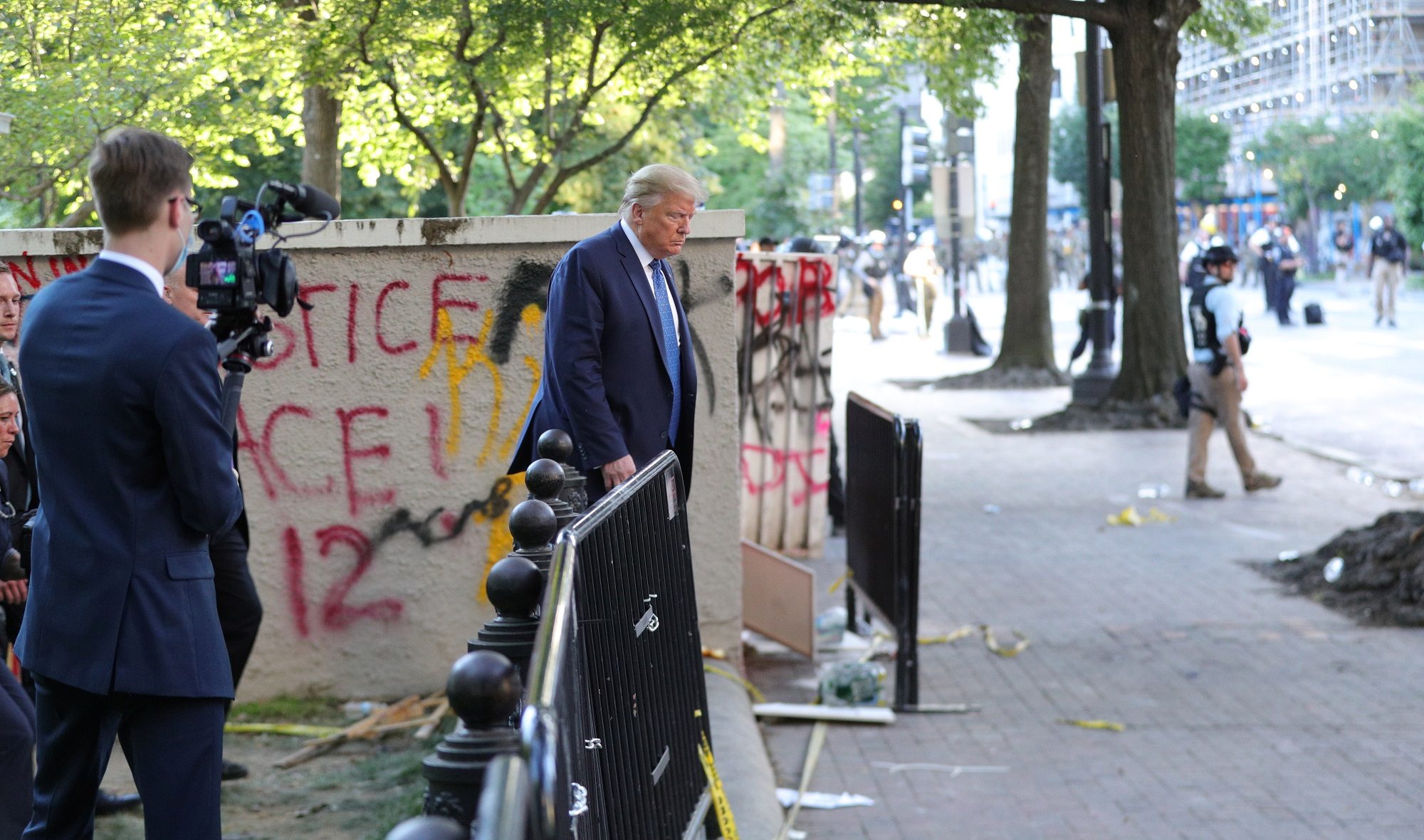 تحدى المحتجين وذهب لكنيسة ليرفع فيها الإنجيل! فيديو لترامب يخرج من البيت الأبيض أثناء الاحتجاجات