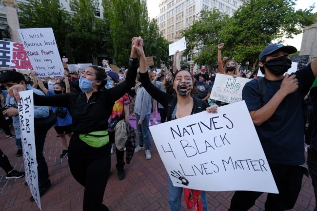 يدعى “فلويد” أيضاً وتوفي على يد حارس سجن.. وفاة سجين من ذوي البشرة السوداء يهدد بتصاعد العنف في أمريكا