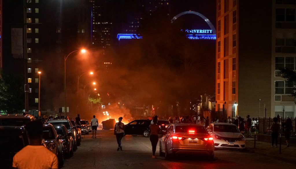 “إف بي آي” يخالف ترامب.. الاستخبارات الأمريكية تنفي وجود ما يؤكد تورط حركة “أنتيفا” في أعمال فوضى