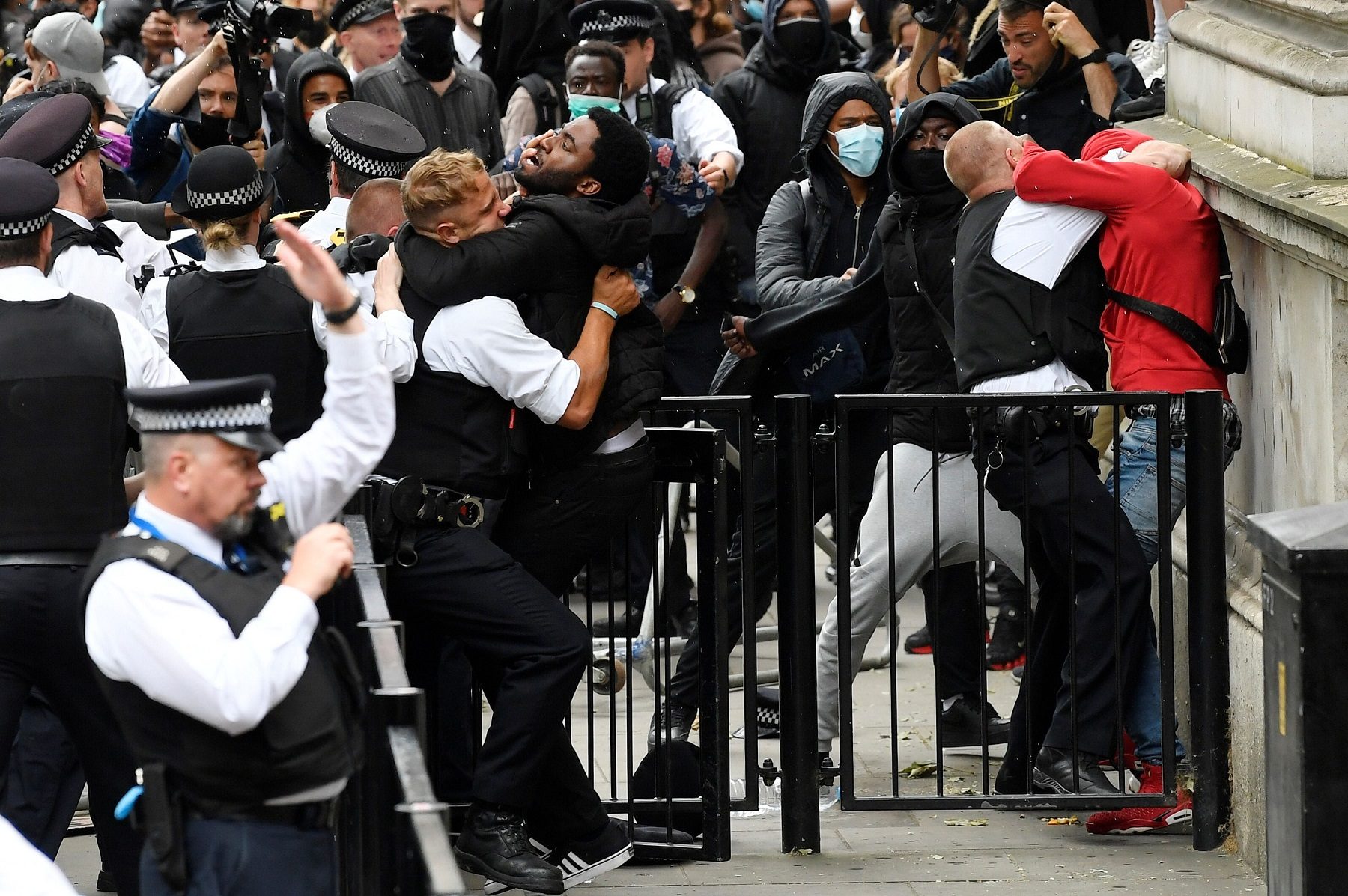 الشرطة قالت إنها تتفهم حق الاحتجاج لكنها لفتت إلى أن القيود الرامية لاحتواء تفشي كورونا لا تزال سارية.