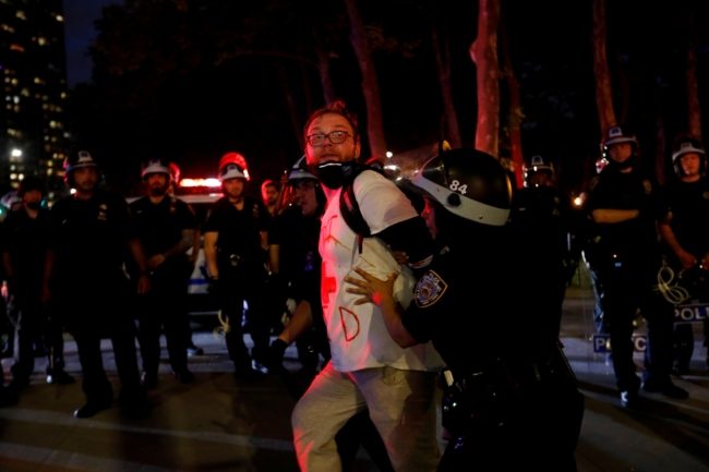 طعنُ شرطي في نيويورك وآخر أصيب بالرصاص وسط أعمال شغب واحتجاجات على وفاة رجل أسود