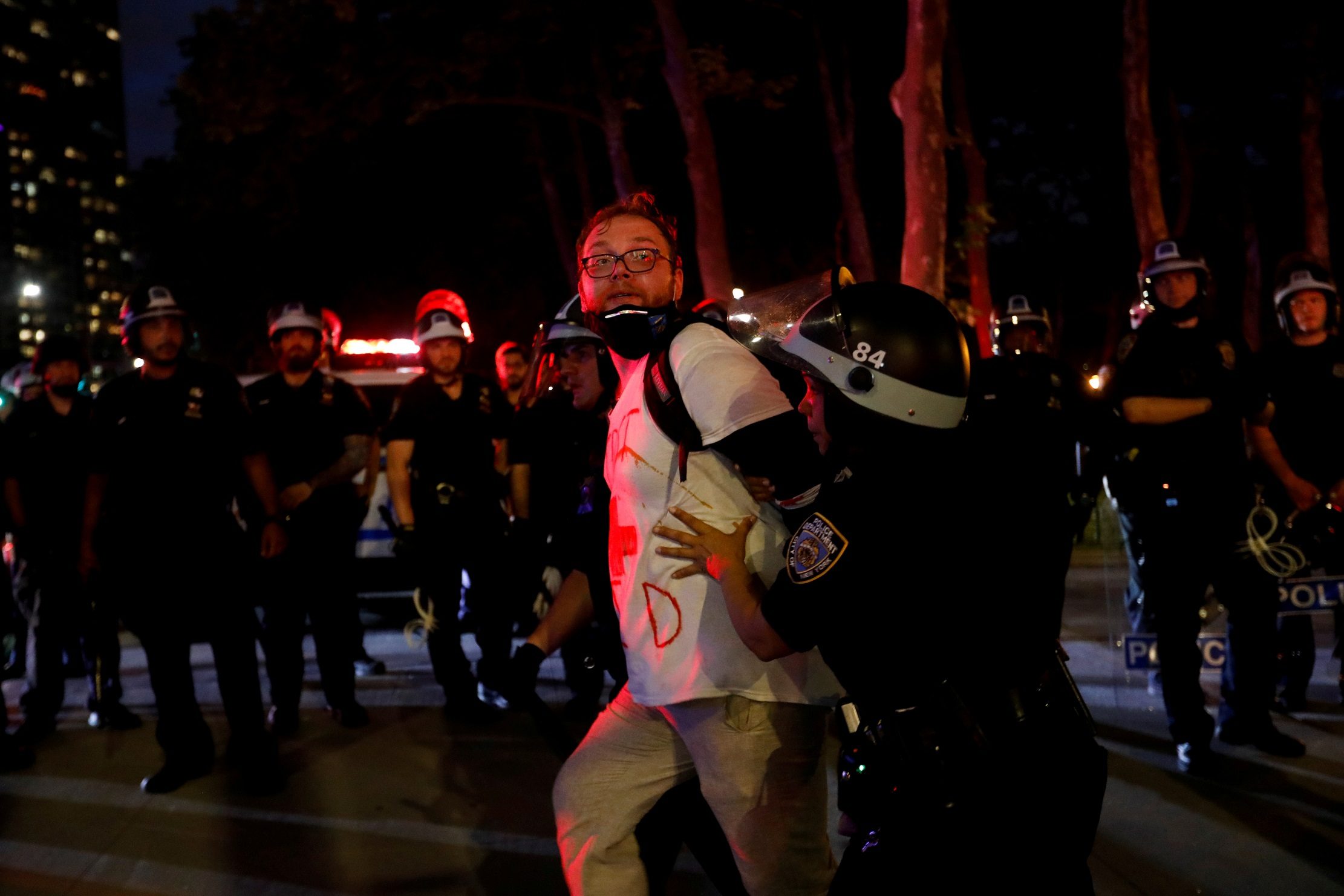 احتجاجات على وفاة جورج فلويد في حجز شرطة مينيابوليس ، في حي بروكلين بمدينة نيويورك/رويترز