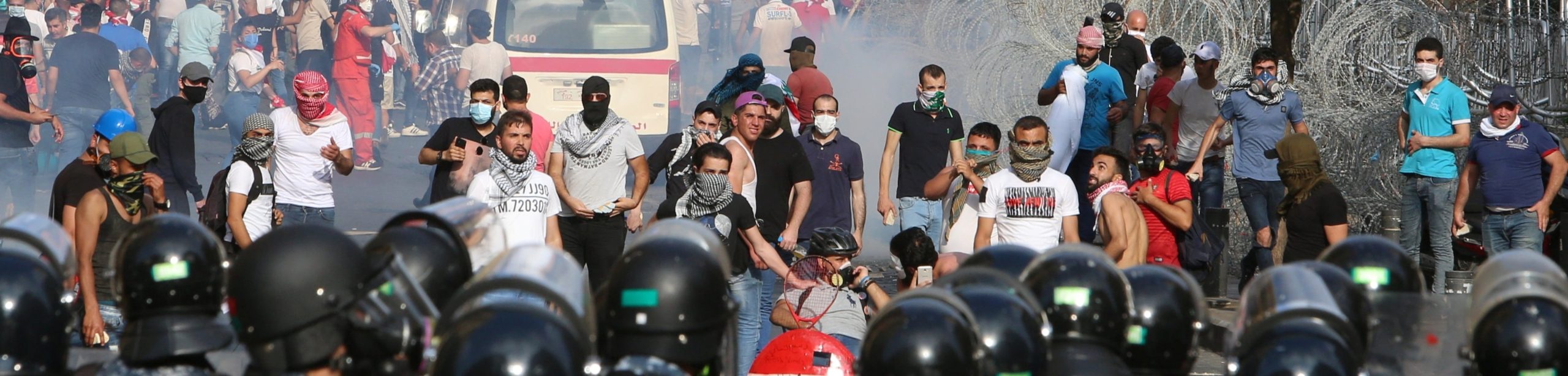 سلاح الحزب وأزمات الحكومة يعصفان بالحراك اللبناني.. من الذي أشعل فتيل الطائفية في مظاهرات بيروت؟