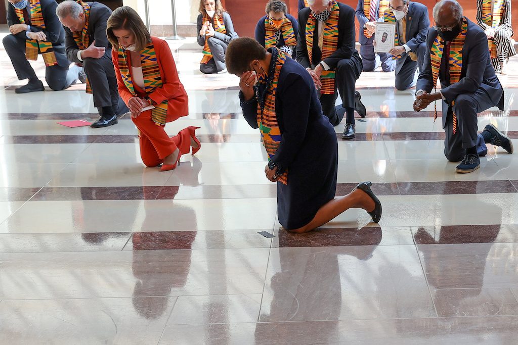 بالأوشحة الإفريقية وبقيادة بيلوسي.. نواب ديمقراطيون يجثون على ركبة واحدة تكريماً لفلويد (فيديو)