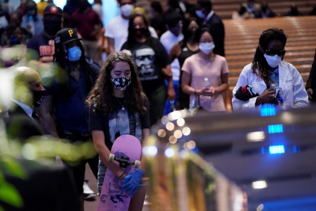 نظرة الوداع على فلويد.. أمريكا تشيّع الرجل الذي أشعل البلاد بالاحتجاجات والغضب من الشرطة