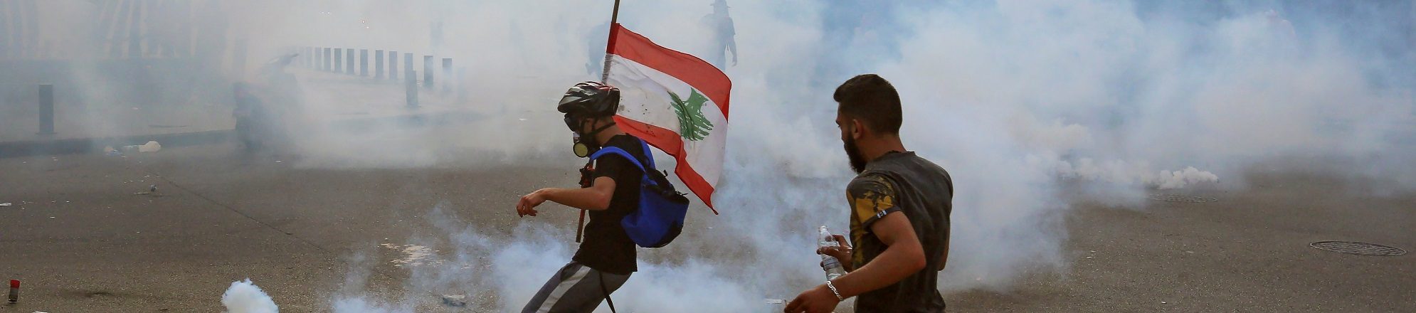 حكومة لبنان تتعهد بإجراءات جديدة لتخفيف غضب المحتجين.. وصدامات تصيب عشرات المتظاهرين