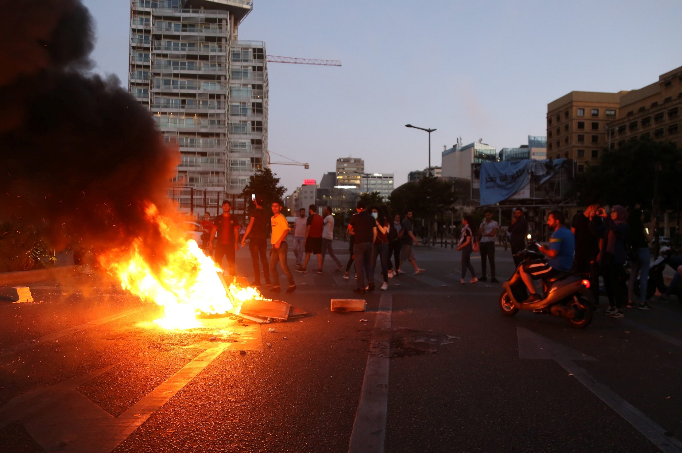 تظاهرات غاضبة في لبنان بسبب الوضع الاقتصادي/رويترز