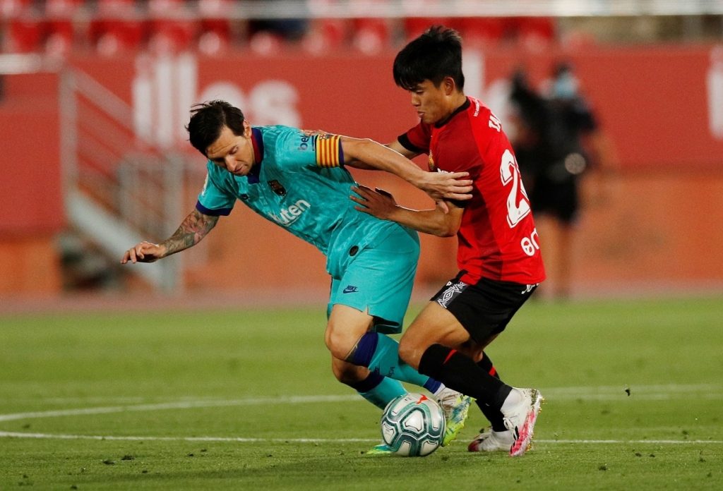 الياباني تاكيفوسا كوبو في مواجهة مباشرة مع ميسي (رويترز)