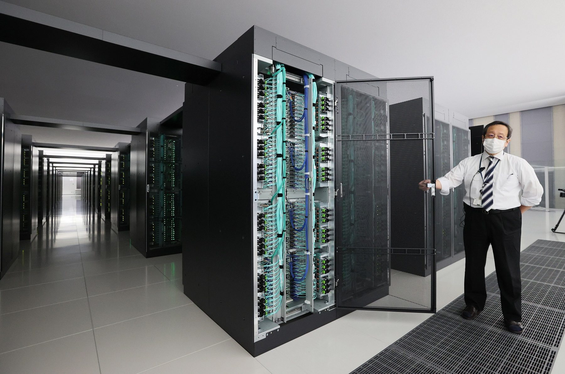 يجري 400 مليون مليار عملية حسابية في الثانية.. استخدام أسرع حاسوب عالمياً في البحث عن علاج لكورونا