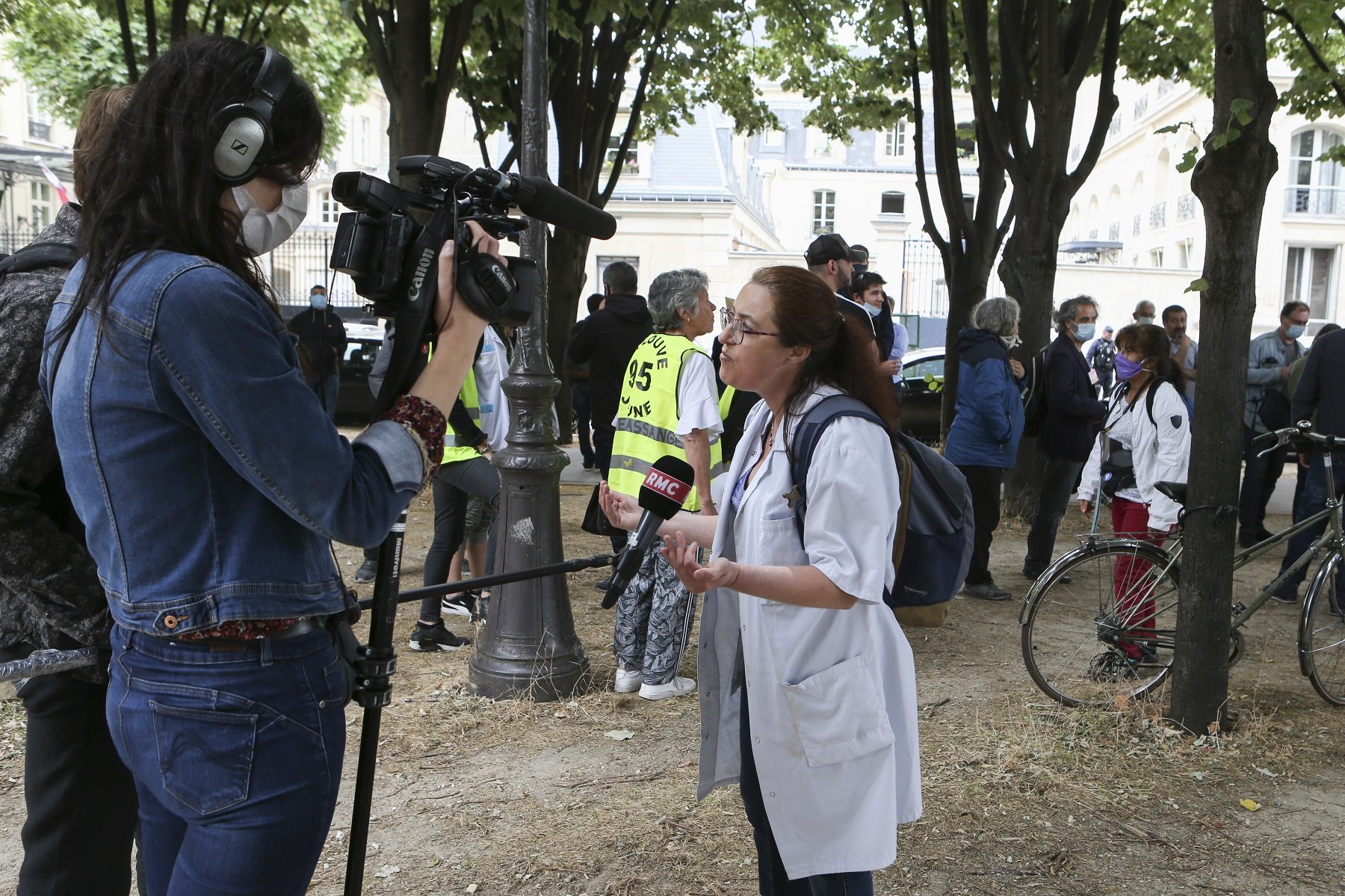 الشرطة الفرنسية تسحل ممرضة! سحبتها من شعرها وضربتها بعد احتجاجها لتحسين الأجور.. فيديو