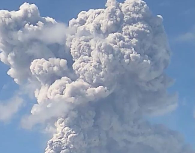 رماده ارتفع إلى 6 آلاف متر! انفجار أحد أنشط براكين العالم على دفعتين، ونداءات للسكان بالإخلاء