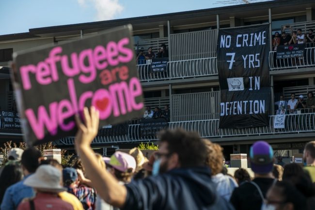 طالبو لجوء محتجزون منذ 7 أعوام وصحتهم العقلية تدهورت.. رئيس وزراء أستراليا يتباهى بوقوفه ضدهم