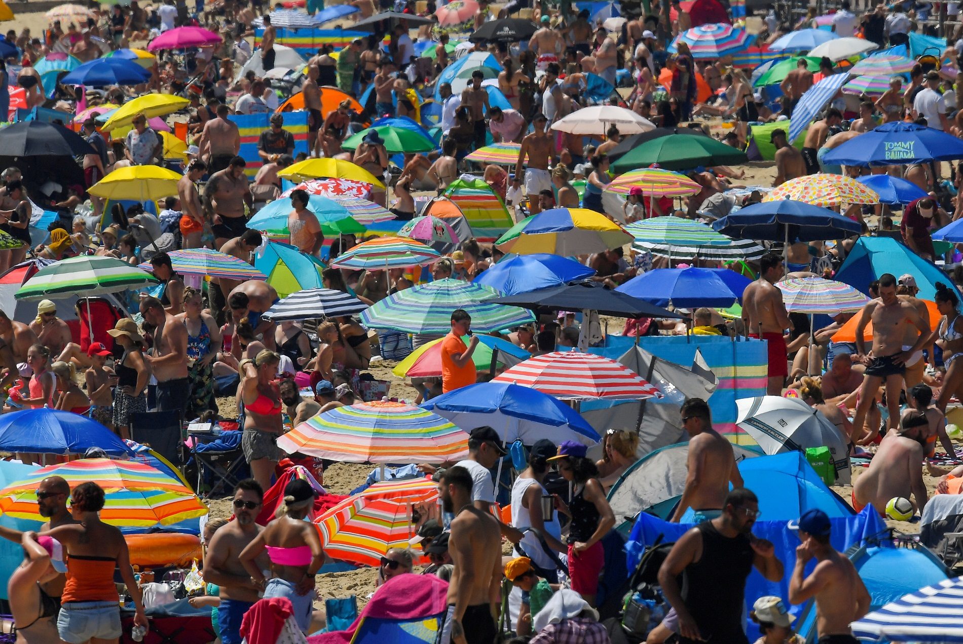 صور صادمة لحشود من البريطانيين يغزون الشواطئ رغم كورونا.. والسلطات تستدعي الشرطة