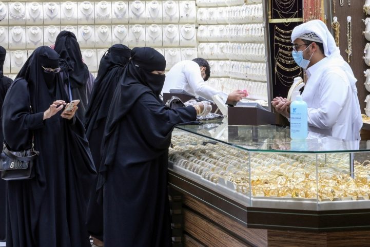 الإقبال على شراء الذهب قبل ارتفاع الأسعار/ رويترز