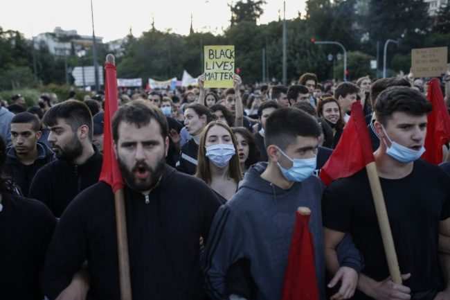 متظاهرون يلقون زجاجات حارقة على مبنى سفارة واشنطن في أثينا.. احتجاجات يونانية تضامناً مع فلويد