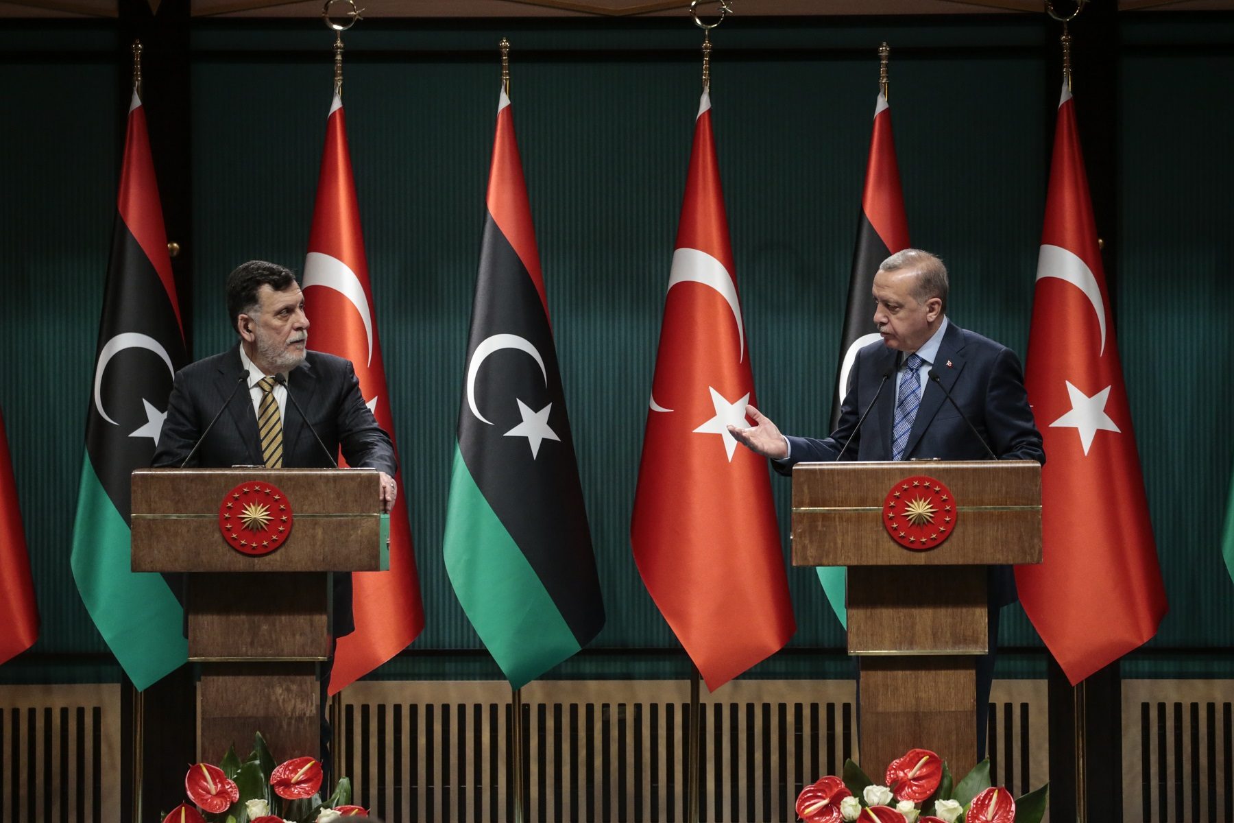 أردوغان: تركيا لن تترك الليبيين تحت رحمة الانقلابيين.. والسراج يدعو أنقرة للمساهمة في إعادة إعمار بلاده