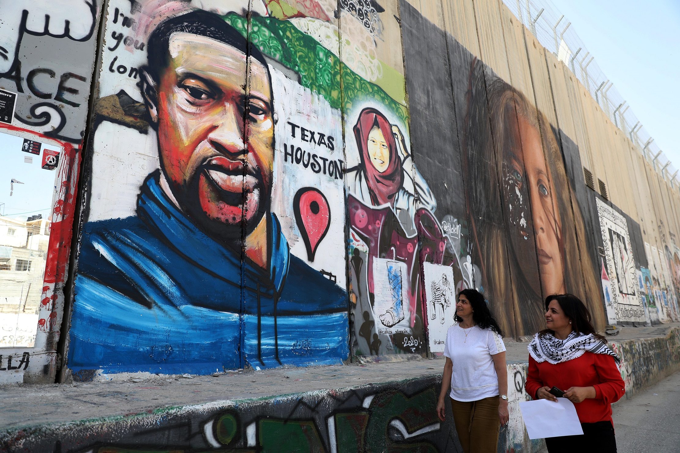 ذهب ليلاً ولم يعرفه أحد.. فنان مجهول يرسم الأمريكي “فلويد” على الجدار العنصري الفاصل بالضفة الغربية (صور)