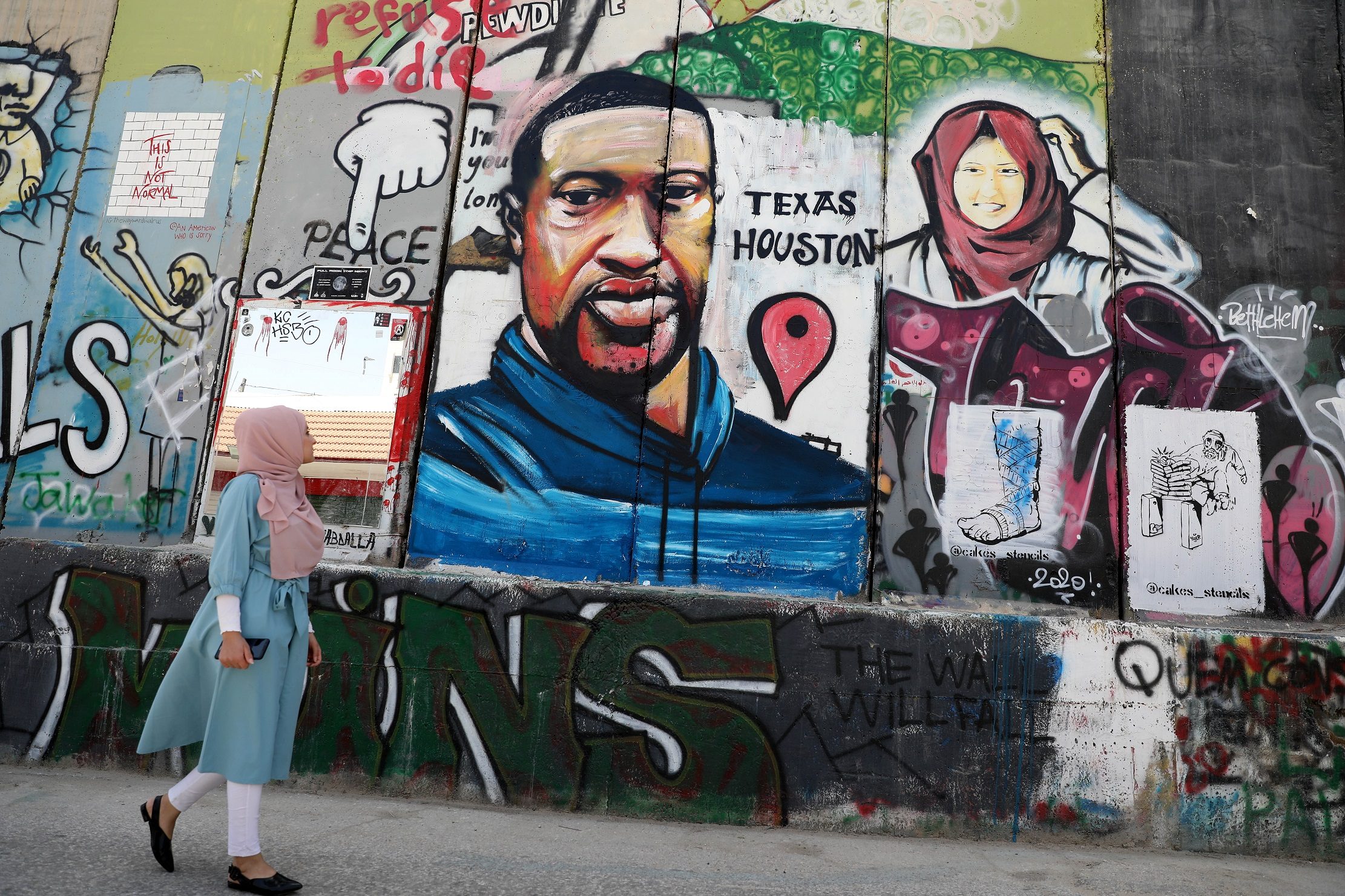 ذهب ليلاً ولم يعرفه أحد.. فنان مجهول يرسم الأمريكي “فلويد” على الجدار العنصري الفاصل بالضفة الغربية (صور)