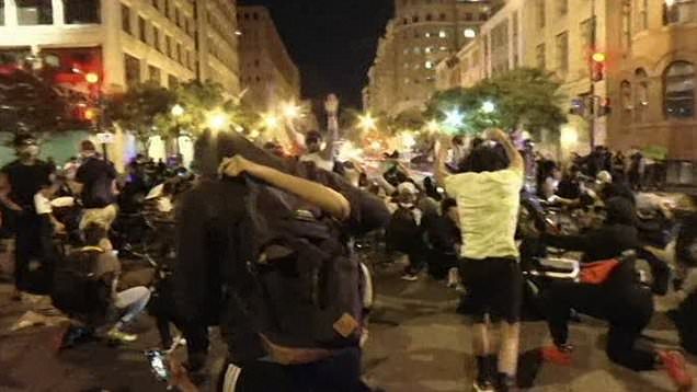 اقتربت من رؤوسهم وجعلتهم يجثون.. فيديو لمروحية تخوّف محتجين أمريكيين، وفتح تحقيق بالحادثة