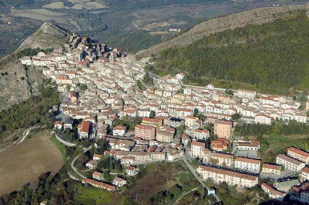 بلدة إيطالية تنجو من كورونا.. الفيروس لم يصلها نهائياً، ومسؤول يكشف كيف حدث ذلك “صور”