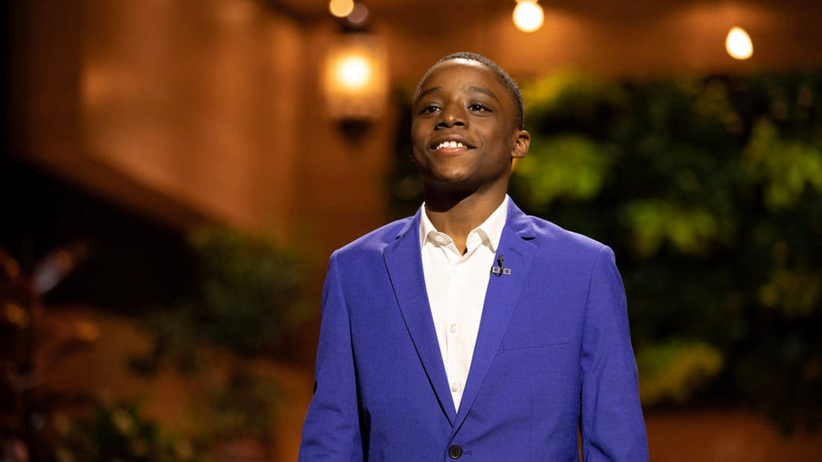 طفل أمريكي يحقق الشهرة بأغنيته الاحتجاجية “أريد أن أعيش”.. شركة عالمية وقعت معه عقداً لنشرها