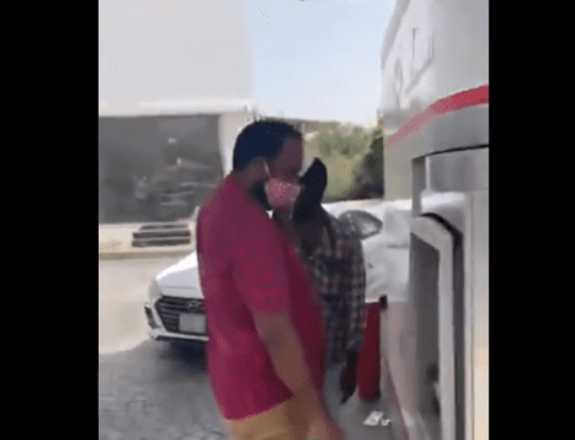 انهال عليه بالضرب والشتائم! فيديو لرجل يهاجم وافداً بالسعودية لارتدائه كمامة “شماغ”، والسلطات تتدخل