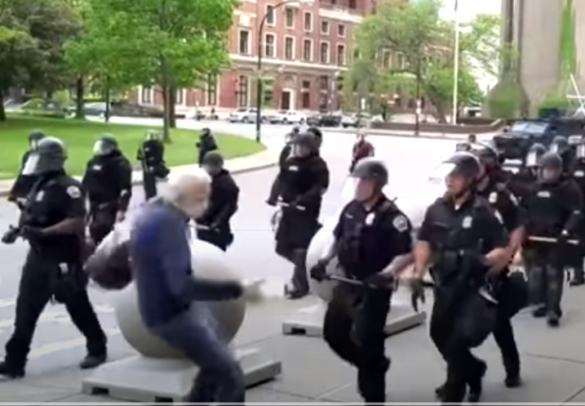 الشرطيان اللذان هزّا أمريكيين باعتدائهما على عجوز يُعاقبان.. زملاؤهما يغضبون ويستقيلون جماعياً