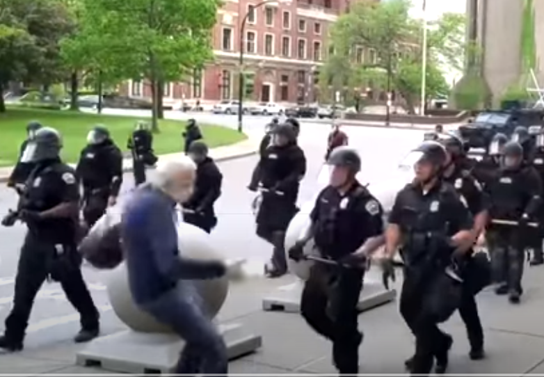 الشرطيان اللذان هزّا أمريكيين باعتدائهما على عجوز يُعاقبان.. زملاؤهما يغضبون ويستقيلون جماعياً