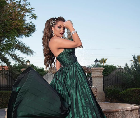 نجمة السوشيال ميديا زين كرزون تحتفل بخطوبتها على رجل أعمال بالتزامن مع عيد ميلادها الثلاثين (فيديو)