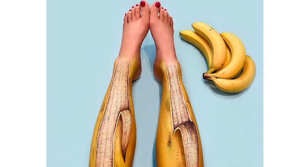 أحد رسوماتها/حولت ساقها لموز