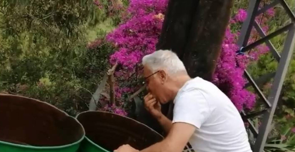 “نعم أنا آكل من الزبالة!”.. فيديو لممثل لبناني شهير ينبش بالقمامة ويُحذر من القادم