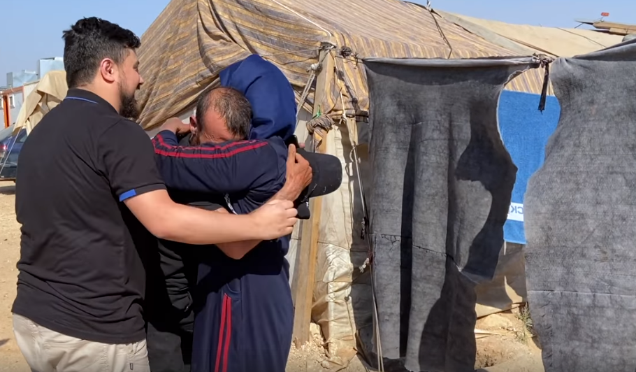 الأم صرخت من هول المفاجأة.. فيديو مؤثر لسوري يفاجئ عائلته ويلتقيها بعد 9 سنوات من الفراق