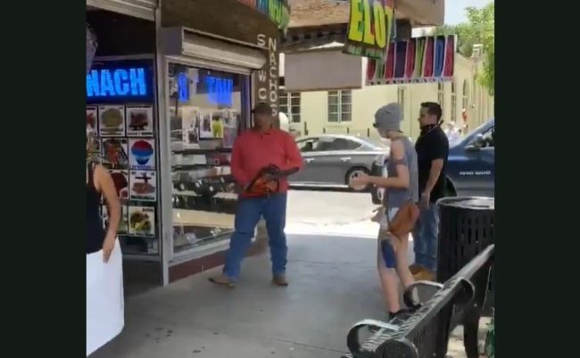 حمل منشاره الكهربائي وهرع نحو المتظاهرين.. فيديو صادم لمالك متجر يهدد متضامنين مع “فلويد”