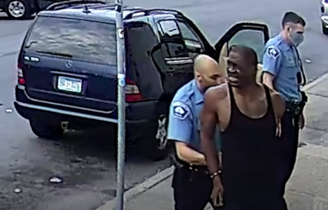 مؤسسة دفعت له مليون دولار! محكمة أمريكية تفرج بكفالة عن الشرطي المتهم الرئيسي في مقتل “فلويد”