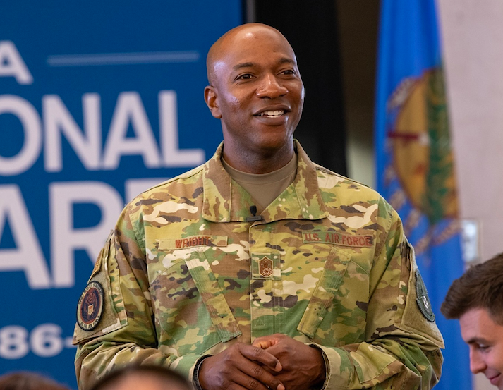 قال للعالم “دعوني أخبركم عن صعوبة العيش وأنت أسود”.. رسالة مؤثرة من ضابط أمريكي بعد مقتل فلويد