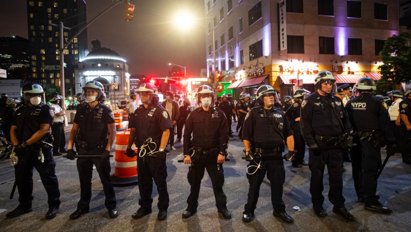 لم يردعهم حظر التجول.. عشرات آلاف الأمريكيين يواصلون التظاهر، وتعزيزات للجيش في واشنطن