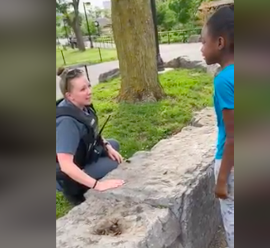 “لسنا كلنا سيئين، لا تخافي”.. فيديو مؤثر بين شرطية وطفلة من أصل إفريقي ارتعبت من رؤية الشرطة